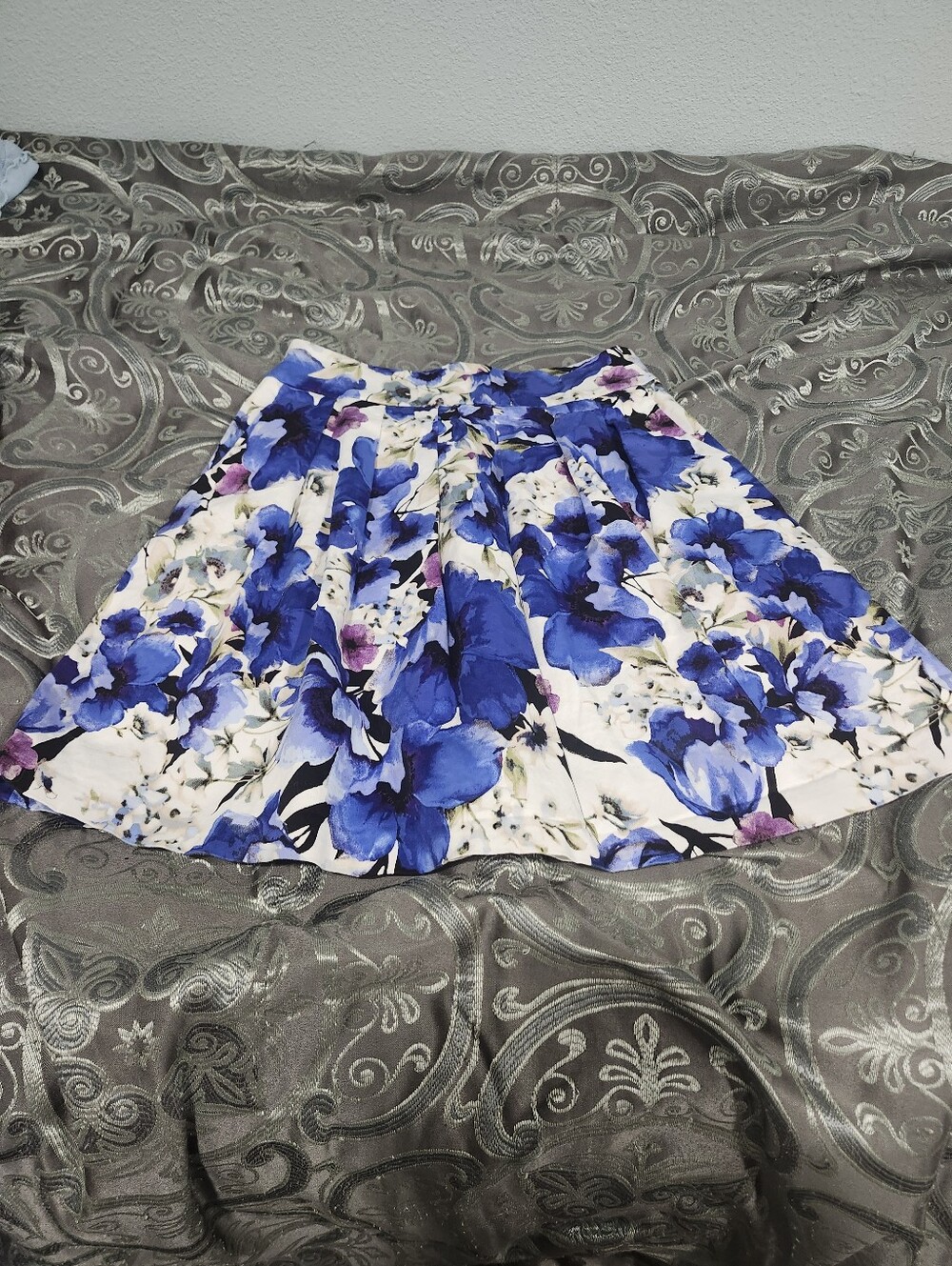 White House Black Market Floral Pleated Skirt With Pockets Size 2